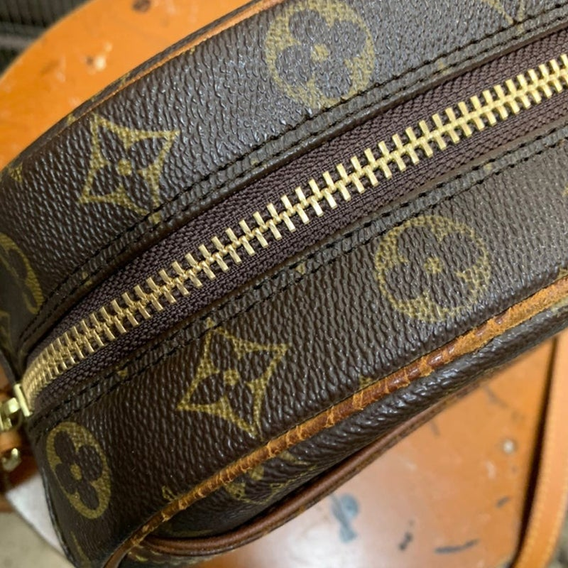 カバン・バック修理例としてルイヴィトン（LOUIS VUITTON）鞄バッグの破れてしまったファスナー箇所の修理交換した後の状態